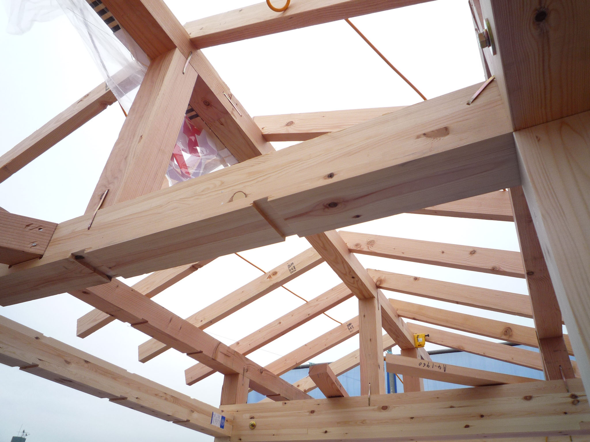 小屋束とは 建築 – 小屋束と母屋の関係 _ 小屋組みの各部材名称の解説 – EFFEL